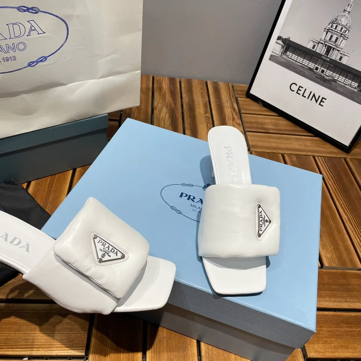👟👟Ex-factory price 380👟👟 Prada/Prada 2023ss makes its debut🌟High-heeled square-toed slippers, triangular classic LOGO. 💥presents a classic silhouette. No matter what situation you face, the home court belongs only to you! 💪🏻 Fabric: Open edge beads, sheepskin lining, original Italian leather outsole Heel height: 6.5cm Code number: 35-39 (40 custom made, non-refundable)